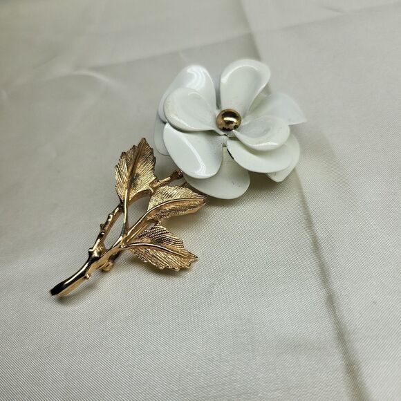 Vintage 1972 Avon Snow Flower Brooch White Enamel Gold - Picture 1 of 5